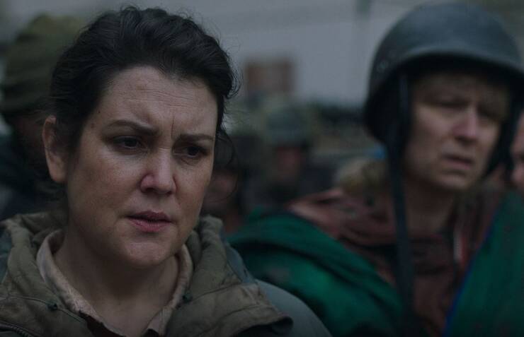 Kathleen Coghlan (Melanie Lynskey) as a leader of the Hunters in The Last of Us episode 3 "Please hold my hand"