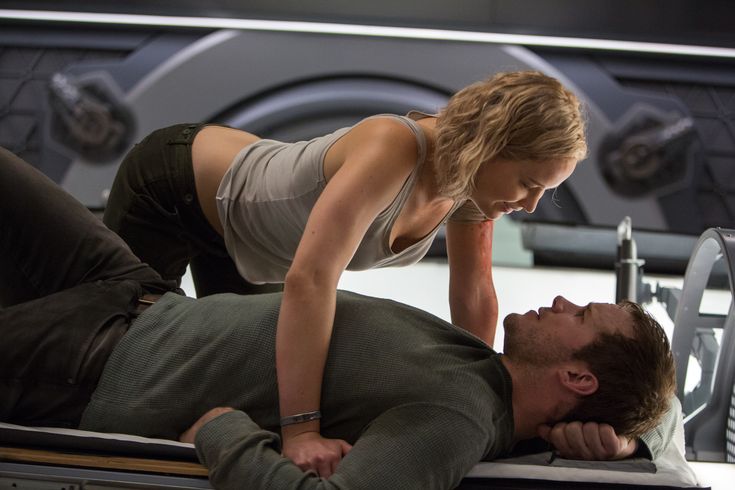 passengers movie printscreen jennifer lawrence and chris pratt scene